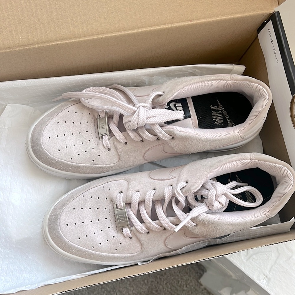 AIR FORCE 1 SAGE LOW PLATFORM IN BARELY ROSE sz 5 women’s